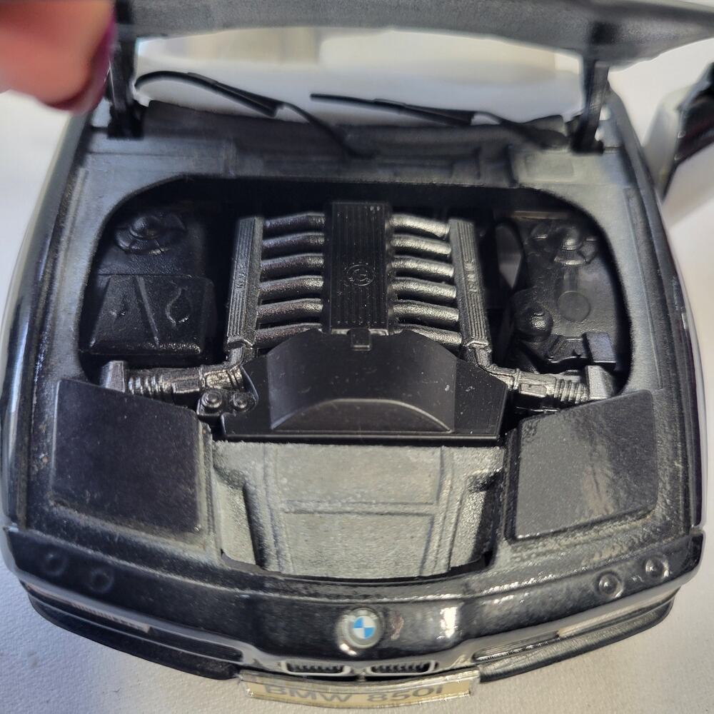 Maisto Vintage 1990 1/18 Scale Diecast Model Car Black BMW 850i  6226-1Box7 - Picture 5 of 9
